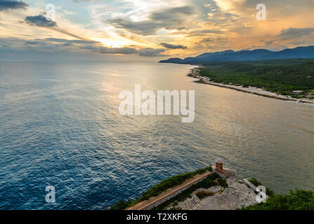 San Pedro de la Roca fort pareti e il mare dei Caraibi vista al tramonto, Santiago de Cuba, Cuba Foto Stock