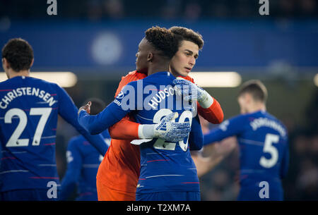 Il portiere Kepa ARRIZABALAGA con Callum Hudson-Odoi del Chelsea pre corrispondere durante il match di Premier League tra Chelsea e Brighton e Hove Albion Foto Stock