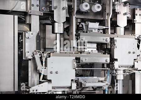 Linea industriale per il confezionamento di prodotti da forno. Confezionamento di pane in fabbrica.La macchina per il taglio e confezionamento in una fabbrica per la produzione Foto Stock