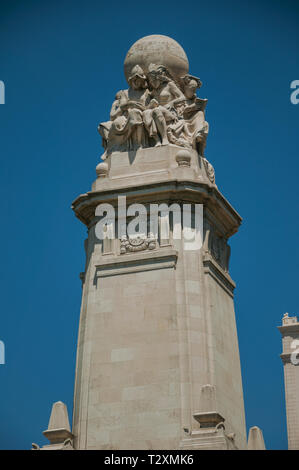 Bella scultura scolpita in marmo sulla sommità del monumento a Cervantes di Madrid. Capitale della Spagna con vibrante e intensa vita culturale. Foto Stock