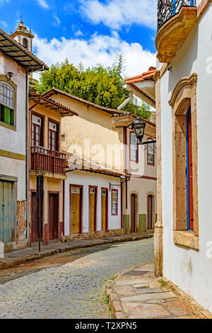Facciata di vecchie case costruite in architettura coloniale con i loro balconi, tetti e i dettagli colorati nella città storica di Ouro Preto Minas Ger Foto Stock