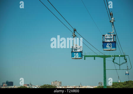 Funivia gondola passando attraverso grandi torri di sostegno presso il Parco Teleferico di Madrid. Capitale della Spagna con vibrante e intensa vita culturale. Foto Stock