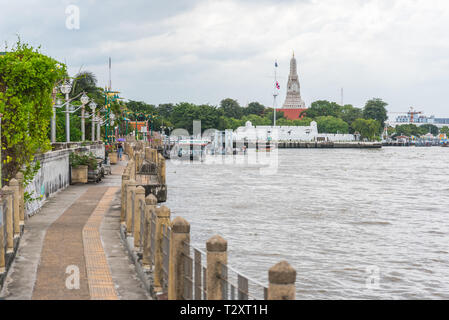 Bangkok, Tailandia - 29 agosto 2019: un passaggio lungo il fiume lungo il Fiume Chao Phraya, Wichai Prasit (Wichaiprasit) Fort e Wat Arun. Foto Stock