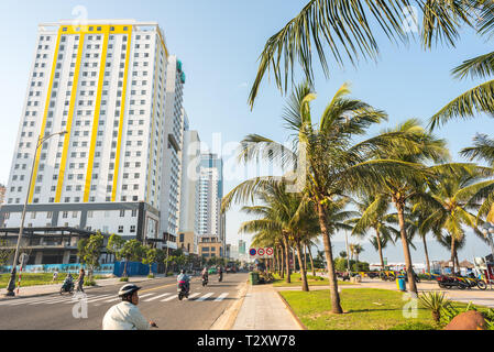 Da Nang, Vietnam - 1 Novembre 2018: Vo Nguyen Giap, il seaside avenue con la sua nuova costruzione fronte spiaggia alberghi multipiano. Foto Stock