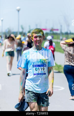 ALMATY, KAZAKHSTAN - Giugno 10, 2018: Sconosciuto uomo cosparso con luminosi sorrisi a partito Yarkokros vicino a Almaty Arena Stadium il 10 giugno domenica Foto Stock