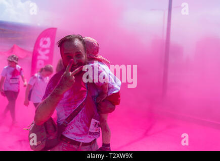 ALMATY, KAZAKHSTAN - Giugno 10, 2018: Sconosciuto famiglia insieme cosparso di vernice brillante sono sorridente al partito Yarkokros vicino all'Arena di Almaty stadi Foto Stock