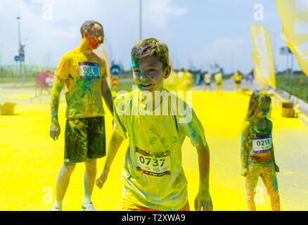 ALMATY, KAZAKHSTAN - Giugno 10, 2018: Sconosciuto famiglia insieme cosparso di vernice brillante sono sorridente al partito Yarkokros vicino all'Arena di Almaty stadi Foto Stock