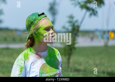 ALMATY, KAZAKHSTAN - Giugno 10, 2018: donna sconosciuta cosparso con luminosi sorrisi a Yarkokros delle parti al di fuori del Almaty Arena Stadium il 10 giugno, S Foto Stock