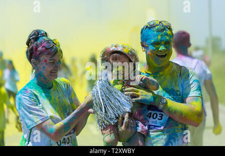 ALMATY, KAZAKHSTAN - Giugno 10, 2018: Sconosciuto famiglia insieme cosparso di vernice brillante sono sorridente al partito Yarkokros vicino all'Arena di Almaty stadi Foto Stock
