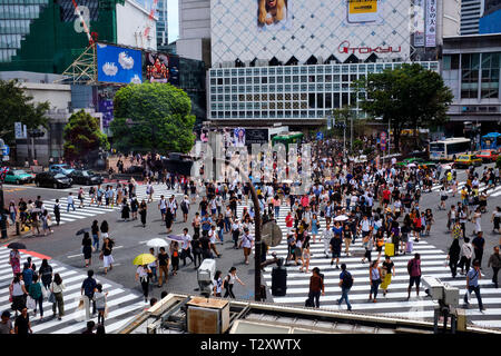 Le foto sono pedoni che attraversano il Shibuya Crossing Tokyo Giappone Foto Stock