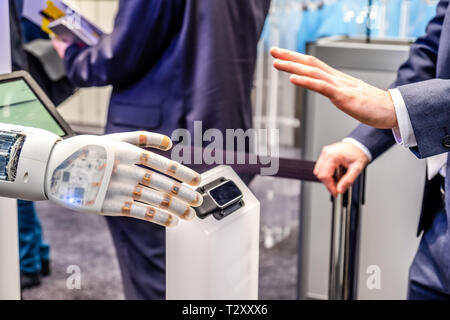 Mano umana e del robot come un simbolo di collegamento tra persone e intelligenza artificiale tecnologia. Foto Stock