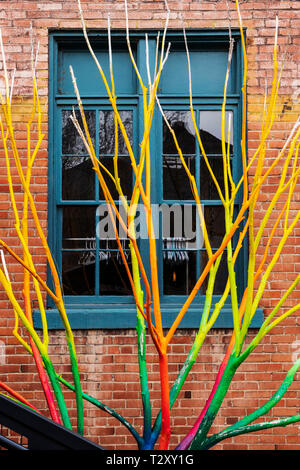 Artista Curtis Killorn lato albero di vernici di colori vibranti, Steamplant Teatro & Event Center, Salida, Colorado, STATI UNITI D'AMERICA Foto Stock