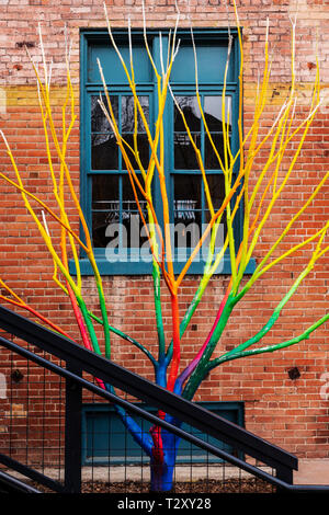 Artista Curtis Killorn lato albero di vernici di colori vibranti, Steamplant Teatro & Event Center, Salida, Colorado, STATI UNITI D'AMERICA Foto Stock