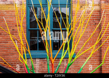 Artista Curtis Killorn lato albero di vernici di colori vibranti, Steamplant Teatro & Event Center, Salida, Colorado, STATI UNITI D'AMERICA Foto Stock