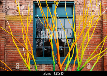 Artista Curtis Killorn lato albero di vernici di colori vibranti, Steamplant Teatro & Event Center, Salida, Colorado, STATI UNITI D'AMERICA Foto Stock