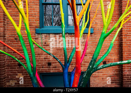 Artista Curtis Killorn lato albero di vernici di colori vibranti, Steamplant Teatro & Event Center, Salida, Colorado, STATI UNITI D'AMERICA Foto Stock