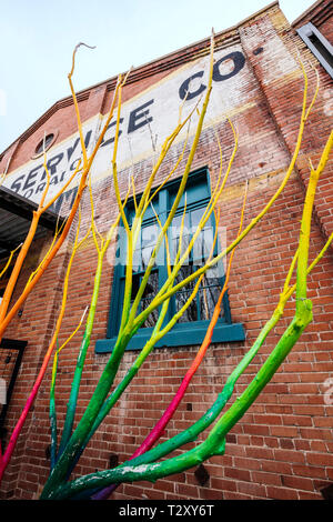 Artista Curtis Killorn lato albero di vernici di colori vibranti, Steamplant Teatro & Event Center, Salida, Colorado, STATI UNITI D'AMERICA Foto Stock