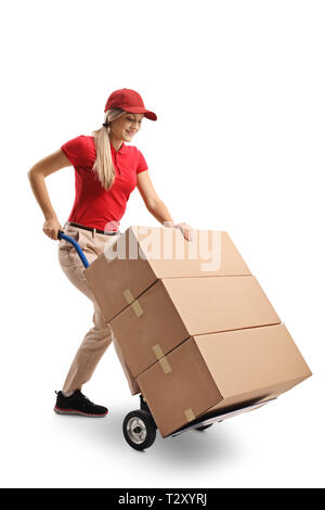 Lavoratore di sesso femminile che spingendo un carrello caricato con scatole isolate su sfondo bianco Foto Stock