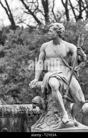 La statua di Adone sguardi a distanza sulla terrazza Sud di Biltmore House di Asheville, NC, Stati Uniti d'America Foto Stock