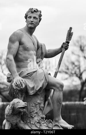 La statua di Adone sguardi a distanza sulla terrazza Sud di Biltmore House di Asheville, NC, Stati Uniti d'America Foto Stock