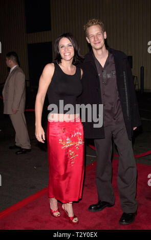 LOS ANGELES, CA. 22 gennaio 2000: attrice JENNY McCARTHY & marito JOHN ASHER alla Tanqueray London Importare parte di Los Angeles. © Paul Smith / Featureflash Foto Stock