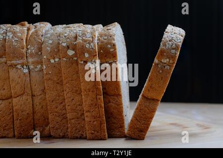 Vista laterale di fettine di pane integrale in una riga Foto Stock