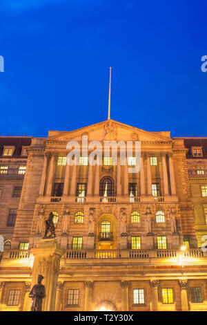Banca di Inghilterra e Royal Exchange al crepuscolo, Londra, Inghilterra. Foto Stock