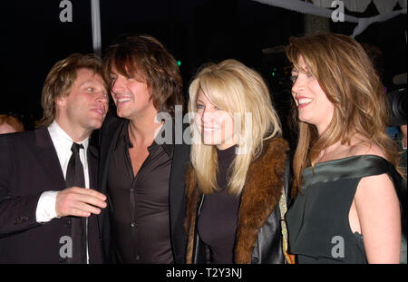 LOS ANGELES, CA. Aprile 17, 2000: rock star/attore Jon Bon Jovi (sinistra) e mia moglie Dorothea (estrema destra) con Richie Sambora & attrice moglie Heather Locklear in prima mondiale a Los Angeles, di U-571, in cui Bon Jovi stelle. © Paul Smith/Featureflash Foto Stock