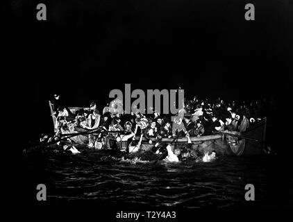 Scialuppa di salvataggio della scena, Titanic, 1943 Foto Stock