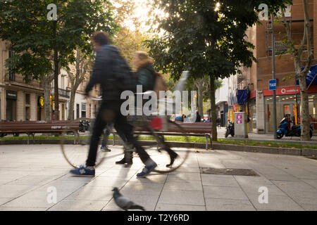 La gente a piedi nella zona di Poblenou di Barcellona Foto Stock