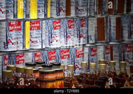 MONTREAL, Canada - 9 Novembre 2018: lo sciroppo d'acero in metallo può in vendita su Montreal Jean Talon mercato. Il Québec è il massimo produttore di sciroppo d'acero in th Foto Stock