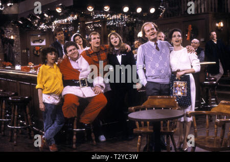 CHEERS, RHEA PERLMAN, Ted Danson, GEORGE WENDT, Kirstie Alley, Woody Harrelson, Shelley lungo, Kelsey Grammer , BEBE NEUWIRTH, 1982 Foto Stock