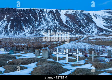 Un cimitero rurale in un bellissimo scenario montano sulla penisola Snaefellsnes vicino Grundarfjörður, Islanda [alcuna proprietà di rilascio; disponibile per la EDI Foto Stock