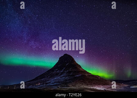 Aurora Boreale sopra Kirkjufell, un segno distintivo di montagna in Snaefellsnes National Park sulla Penisola Snaefellsnes di Islanda Foto Stock