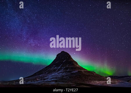 Aurora Boreale sopra Kirkjufell, un segno distintivo di montagna in Snaefellsnes National Park sulla Penisola Snaefellsnes di Islanda Foto Stock