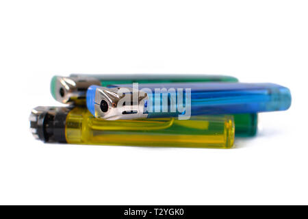 Blu, verde e giallo sigaretta accendini tascabili isolati su sfondo bianco Foto Stock