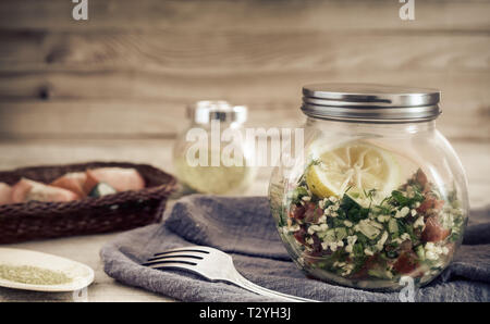 Leggera e gustosa insalata di cucina medio-orientale , preparato da verdure, erbe, bulgur di cereali, condite con il succo di limone e olio di oliva. È sul Foto Stock