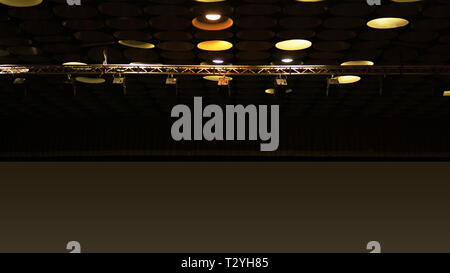 Luci spot e retrò le lampadine della luce in sala cinema sul soffitto Foto Stock