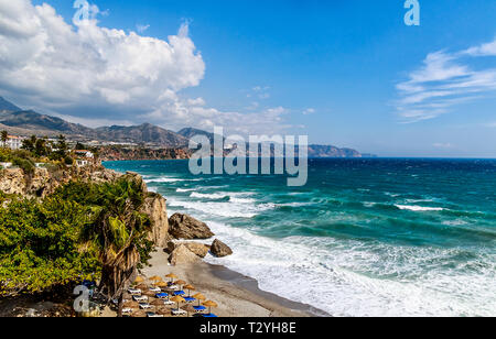 Splendido panorama da Balkon de Europa. Cliff e punto di riferimento di Nerja, Costa del Sol, Spagna meridionale Foto Stock