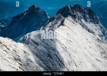 Jubilaumsgrat con bivacco casella di fronte Alpspitze e Hochblassen, gamma di Wetterstein, Garmisch-Partenkirchen, Baviera, Baviera, Germania Foto Stock