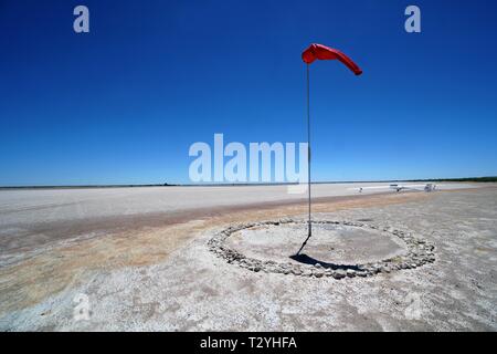 Indicatore del vento a Bitterwasser Airfield sul bordo del Kalahari, Namibia Foto Stock