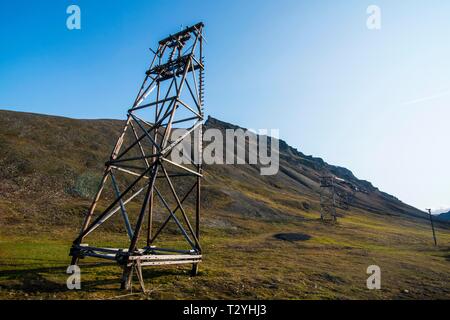 Vecchi carrelli di carbone a Longyearbyen, Svalbard artico, Norvegia Foto Stock