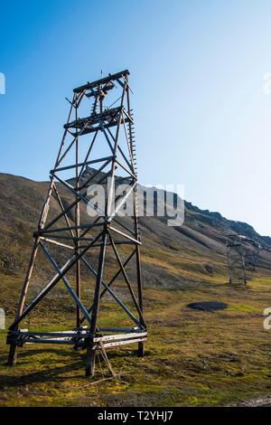 Vecchi carrelli di carbone a Longyearbyen, Svalbard artico, Norvegia Foto Stock