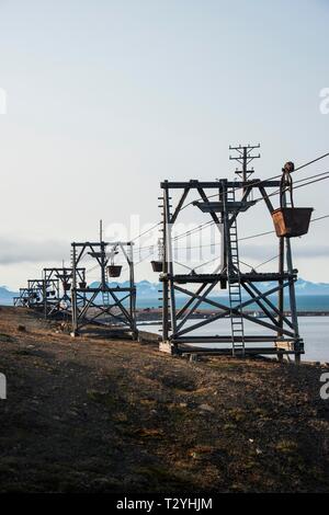 Vecchi carrelli di carbone a Longyearbyen, Svalbard artico, Norvegia Foto Stock