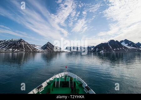 Expedition boat immettendo il Magdalenefjorden, Svalbard artico, Norvegia Foto Stock