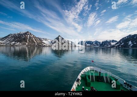 Expedition boat immettendo il Magdalenefjorden, Svalbard artico, Norvegia Foto Stock