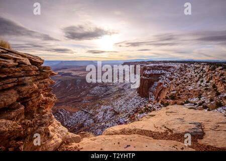 Vista del paesaggio di erosione da Grand View Point si affacciano, formazioni rocciose, monumento bacino, White Rim, Island in the Sky, il Parco Nazionale di Canyonlands Foto Stock