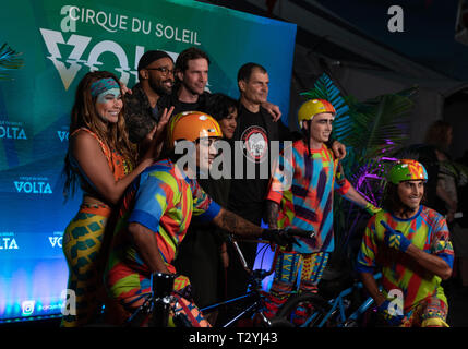 3 aprile 2019 - La leggenda della BMX Mat Hoffman, terzo da destra, sorrisi per una foto con il Cirque du Soleil volta membri del cast al Del Mar Fairgrounds. (Credito Immagine: © Rishi Deka/ZUMA filo) Foto Stock