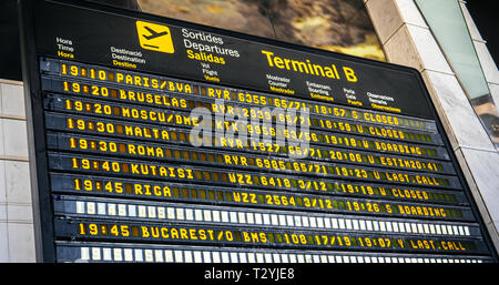 Barcellona, Spagna - 4 Giu 2018: elettronico moderno Aeroporto partenza con scheda di pianificazione di voli e di numero di diverse international Airways destinatio Foto Stock