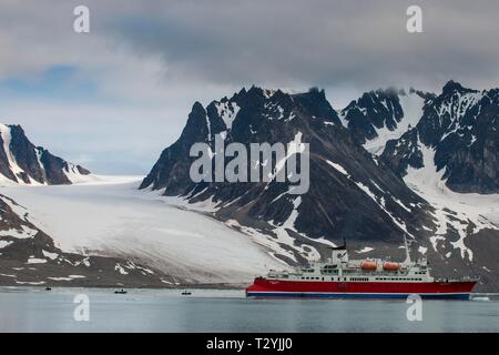 Expedition boat immettendo il Magdalenefjorden, Svalbard artico, Norvegia Foto Stock